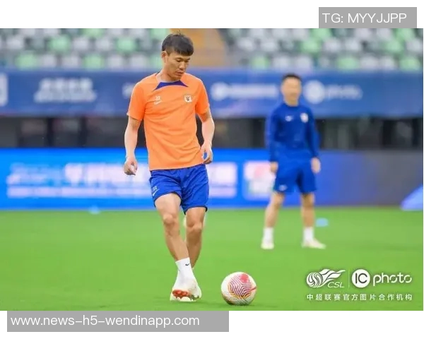 山东泰山队在武汉体育中心进行赛前踩场训练为即将到来的比赛做好准备 山东泰山队在武汉体育中心进行赛前踩场训练为即将到来的比赛做好准备